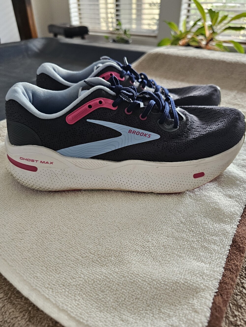 Brooks Ghost Max Women’s Running Shoes - Black with Pink & Light Blue